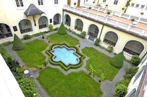 10 Kreuzgangga╠êrtchen