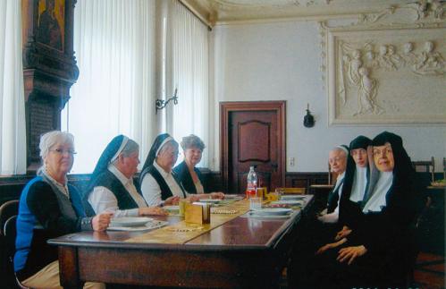 29 Schwestern und Ga╠êste