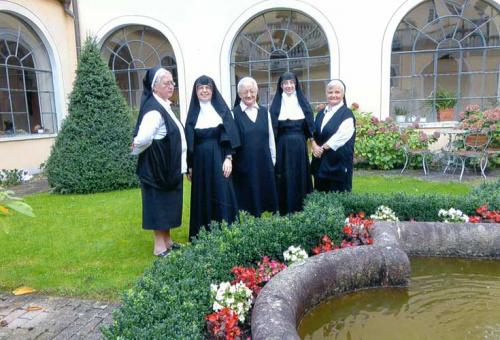 30 Augustinerinnen Chorfrauen